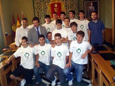 El alcalde recibe al equipo de baloncesto de la Escuela Municipal