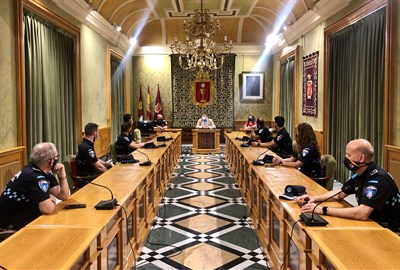 El alcalde da la bienvenida a los seis futuros Policías Locales que hoy comienzan sus prácticas