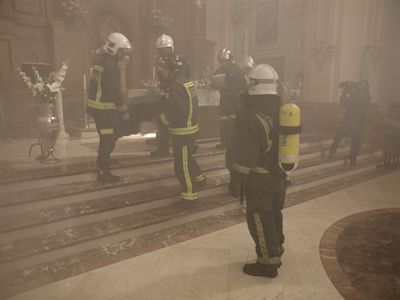 Una treintena de bomberos y policías locales participan en un simulacro de incendio en la iglesia de San Felipe Neri
