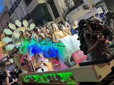 El desfile de carrozas de San Julián provoca esta tarde algunas afecciones de tráfico
