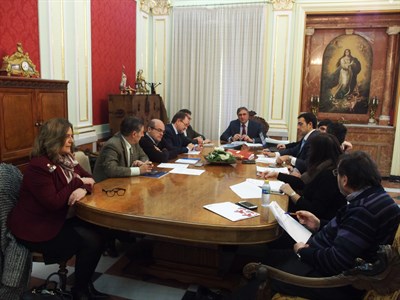 El Ayuntamiento da un paso más para atender las peticiones de los vecinos del Casco Antiguo sobre la regulación del aparcamiento en la parte alta de la ciudad