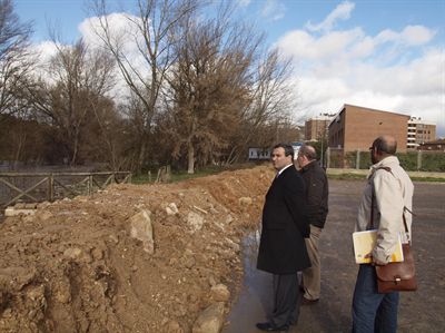 El alcalde supervisa los dos diques de contención construidos ante un posible desbordamiento del río Júcar