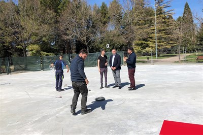 El alcalde comprueba cómo avanzan los trabajos para instalar una pista multideporte en el Parque de Los Moralejos