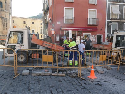 El Servicio de Obras instala las talanqueras y repara el pavimento de cara a las fiestas de San Mateo 