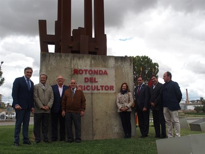 La rotonda del arado romano ya se llama oficialmente ‘Rotonda del Agricultor’