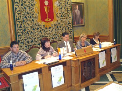 El concejal de Servicios Sociales y Familia, Carlos Navarro, presenta un nuevo recurso de atención a la Familia y Adolescencia