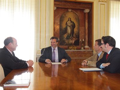 El Ayuntamiento recibe de Acutrans propuestas para mejorar la situación del sector en la ciudad