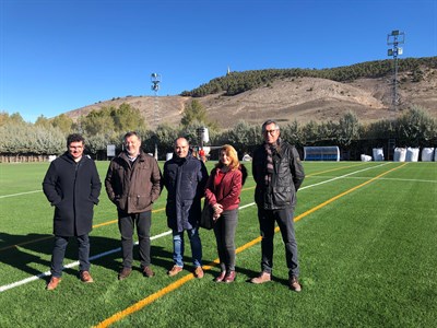 Dolz visita el remodelado campo de fútbol de Tiradores, que ya cuenta con nuevo césped sintético de última generación