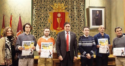 Ángel Mariscal entrega los premios a los ganadores del I Concurso de Pintura Mural y Grafiti 