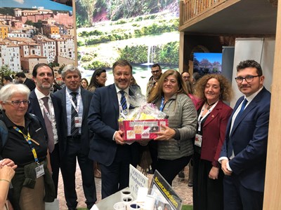 El Ayuntamiento sortea cuatro lotes de productos conquenses entre los visitantes al stand de Cuenca 