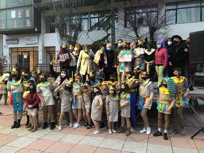 El frío no desanima a los numerosos conquenses que participaron en el desfile de Carnaval