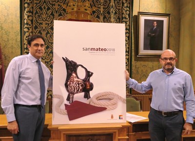 El alcalde presenta el cartel que anuncia las fiestas de San Mateo 2018, obra del conquense Julián Soria de la Torre