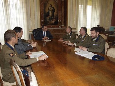  
El alcalde recibe al Coronel Jefe de la Guardia Real 
