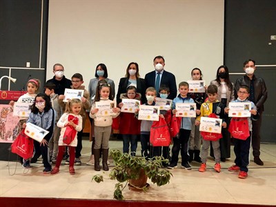 El alcalde entrega los premios a los ganadores del concurso de animación a la lectura ‘La oca lectora’
