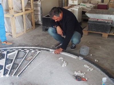 Un mosaico de mármol rendirá homenaje a la memoria de Laura y Marina y a todas las víctimas de violencia