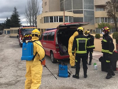 Los Bomberos municipales desinfectan dependencias institucionales y residencias de mayores e instan al confinamiento a vuelo de dron