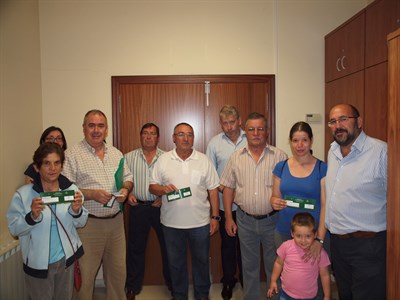 El Ayuntamiento entrega los doce primeros abonos-transporte gratuitos para desempleados de larga duración