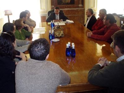 El alcalde explicó a los vecinos los detalles de las próximas actuaciones del entorno a la Plaza de Mangana