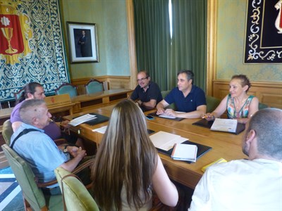 El alcalde se compromete a buscar alternativas atractivas para el aparcamiento con los vecinos del Casco Antiguo