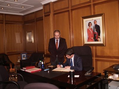 El alcalde realiza una visita institucional a la Cámara de Comercio 