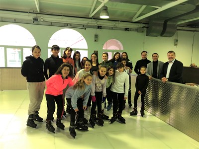 En marcha la pista de hielo navideña en el recinto de La Hípica, que se complementará con un rocódromo y una escuela de conductores