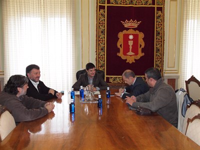 El Ayuntamiento y los agentes sociales se dirigirán al Ministerio para desbloquear el proyecto de las nuevas sedes 
