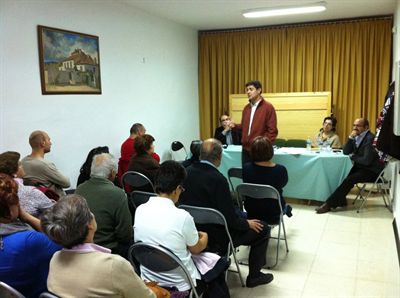 Ávila explica las medidas económicas a los vecinos de Casablanca