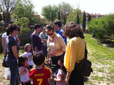 Numerosos conquenses participan en el Día del Árbol