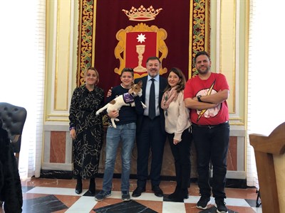 Dolz muestra el apoyo del Ayuntamiento a la Fundación CANEM, especializada en el adiestramiento de perros de alerta médica  