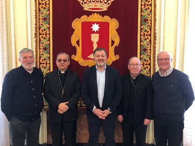 El alcalde recibe al arzobispo de Cuenca de Ecuador, ciudad hermanada con la nuestra desde 2007