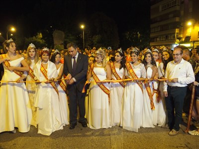 El alcalde y las damas de San Julián inauguran el Recinto Ferial 