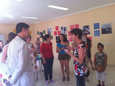 El alcalde inaugura la exposición “Gitanos de hoy”