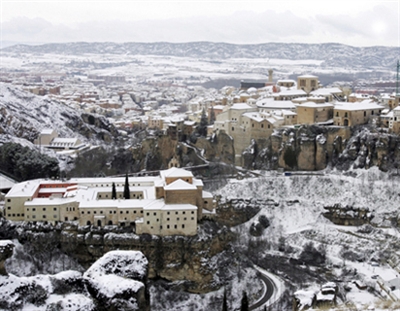 Reparto de sal por las principales vías y limpieza de la nieve caída esta mañana han centrado los esfuerzos de los efectivos del Pemuvi