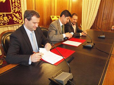 El alcalde de Cuenca firma el convenio para la remodelación del estadio de La Fuensanta