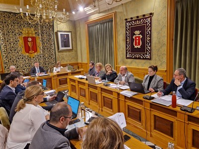 El Pleno aprueba la modificación de la plantilla del Ayuntamiento dotando plazas de inspector y subinspector de Policía, oficial de Obras y técnico de Obras 