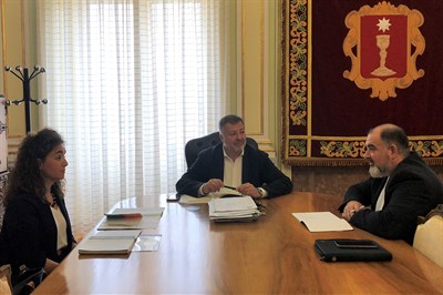 El alcalde recibe a la Asociación de Familias Diversas de Cuenca y pone en valor su trabajo de apoyo a quienes conviven con la discapacidad