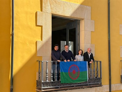 El Ayuntamiento luce la bandera del Pueblo Gitano en su Día Internacional