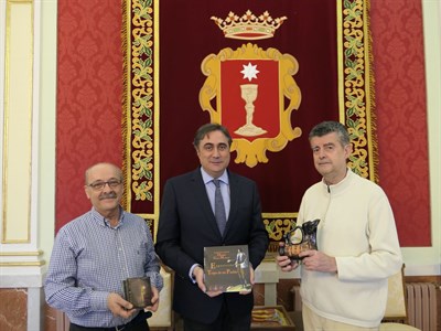 Mariscal recibe a ‘Voces y Esparto’ para conocer sus actividades previstas para la temporada de los Mayos  