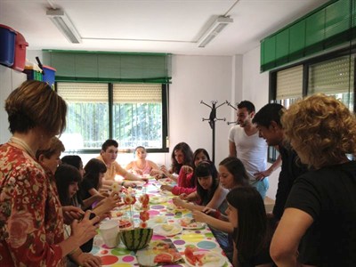 El alcalde visita a los jóvenes participantes en el programa de prevención de conductas de riesgo 