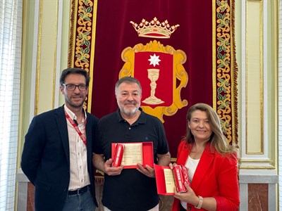 Coca-Cola dedica dos latas personalizadas al Ayuntamiento de Cuenca