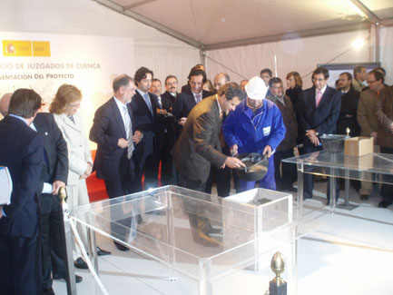 El alcalde asistió junto con el ministro de Justicia a la colocación de la primera piedra del nuevo edificio de los Juzgados de Cuenca