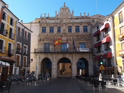 Los andamios en la fachada principal del Ayuntamiento se comienzan a instalar mañana lunes