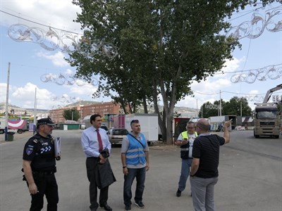 Ángel Mariscal visita el recinto ferial donde se han instalado más de ochenta feriantes  