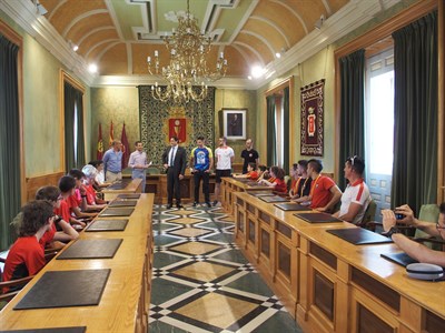 El alcalde reconoce el esfuerzo y los éxitos de varios deportistas conquenses que han destacado en categorías nacionales