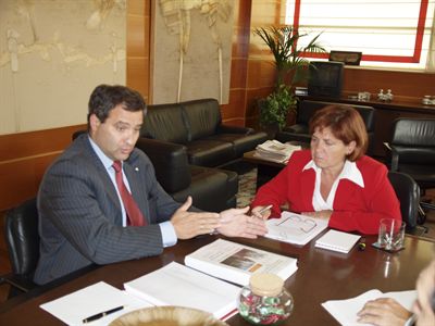 El alcalde presenta a la consejera de Industria, Energía y Medio Ambiente el nuevo proyecto de acondicionamiento del parque de Los Moralejos