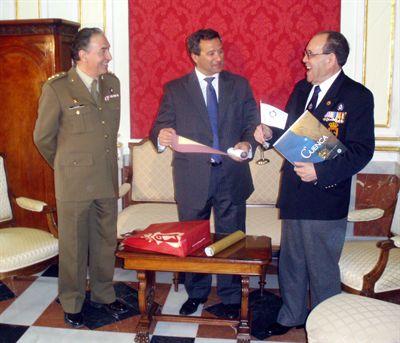 El alcalde de Cuenca recibe al músico y compositor conquense José López Calvo

