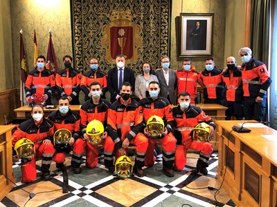 Tradicional ‘entrega de cascos’ a los seis nuevos bomberos y un cabo