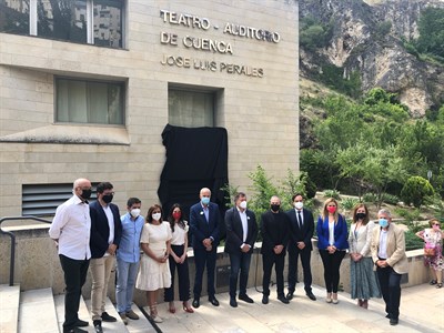 José Luis Perales “reinaugura” emocionado el Teatro Auditorio de Cuenca, que ya lleva su nombre