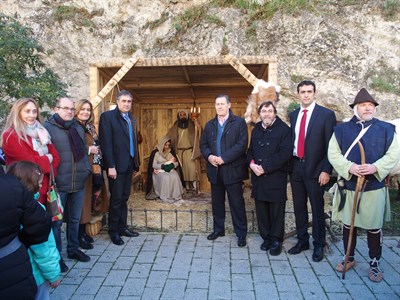 El Paseo del Huécar se convierte en el escenario de un Belén Viviente ante la mirada de numeroso público