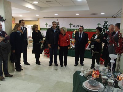 El mercadillo de la AECC abre un año más las puertas a la solidaridad de los conquenses